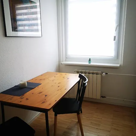 Apartment Ferienwohnung Für 1-2 Personen In Berlin, Nähe U Friedrichsfelde *