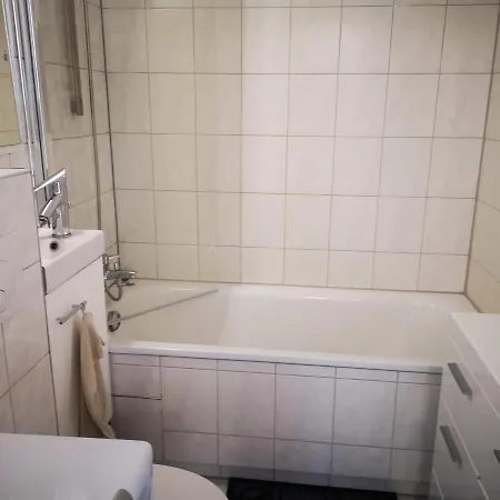 Apartment Ferienwohnung Für 1-2 Personen In Berlin, Nähe U Friedrichsfelde *