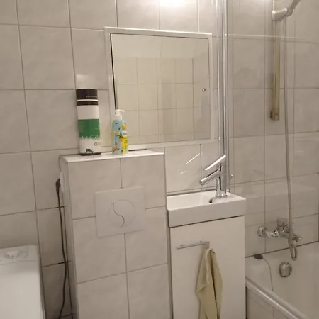 Apartment Ferienwohnung Für 1-2 Personen In Berlin, Nähe U Friedrichsfelde *